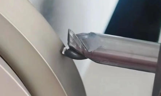 Adakah anda menggunakan pemotong pengilangan terus dari kotak? Kenapa ia sumbing dalam masa setengah jam sahaja?